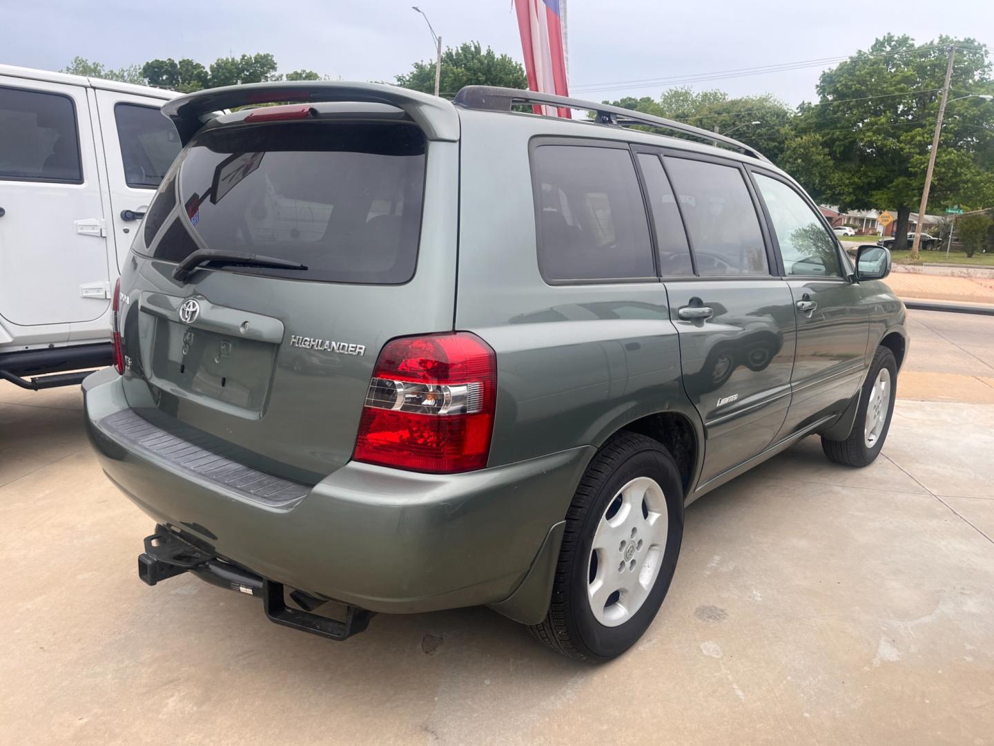 2007 GREEN TOYOTA HIGHLANDER BASE; LIM V6 2WD with 3rd-Row Seat (JTEDP21A370) with an 3.3L V6 DOHC 24V engine, 5-Speed Automatic Overdrive transmission, located at 8101 E. Skelly Dr., Tulsa, OK, 74129, (918) 592-3593, 36.121891, -95.888802 - Photo#4